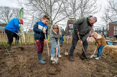 Juf Martine heeft de allermooiste boom in tiny forest in Klundert