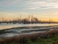 Chemiebedrijf Dow aan de boorden van de Westerschelde bij Terneuzen