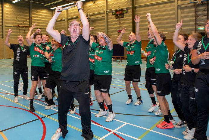 Hoofdtrainer Hans van Dijk houdt de kampioensschaal omhoog. ,,De titel in de eredivisie vorig seizoen was uniek."