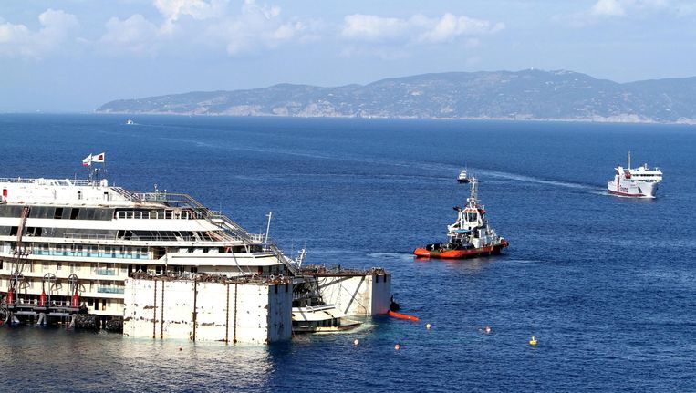 Het scheepswrak van de Costa Concordia wordt voorbereid op het wegslepen. Het scheepswrak wordt naar de haven van Genua gesleept. Beeld epa