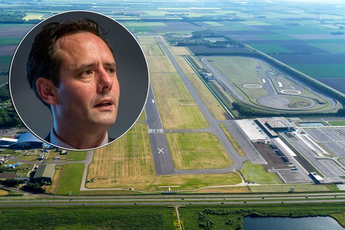 Lelystad Airport vanuit de lucht, inzet: burgemeester Harm-Jan van Schaik van de gemeente Harderwijk