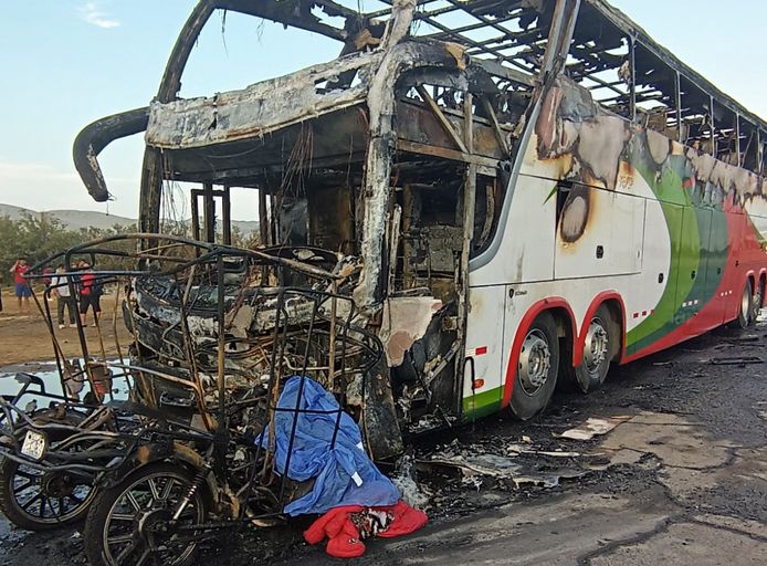 Bij de botsing tussen de bus en een motortaxi in de regio Ancash zijn zondag minstens dertien mensen om het leven gekomen.