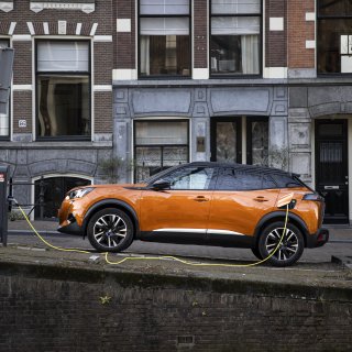 Elektrisch rijden minder populair: Nederlanders vinden het veel te
duur en opladen te veel gedoe
