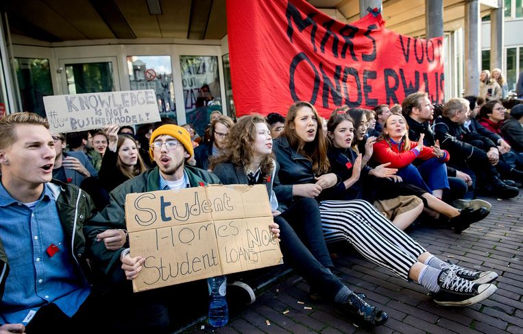 Een groep studenten bezet het P.C. Hoofthuis, het gebouw van de Universiteit van Amsterdam (UvA). Beeld anp