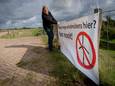 Thecla van Schalkwijk protesteert tegen de komst van de twee hoge windturbines.