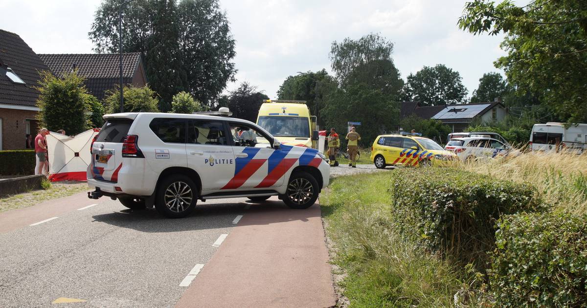 Fietser ernstig gewond bij botsing tegen geparkeerde auto in Waspik.