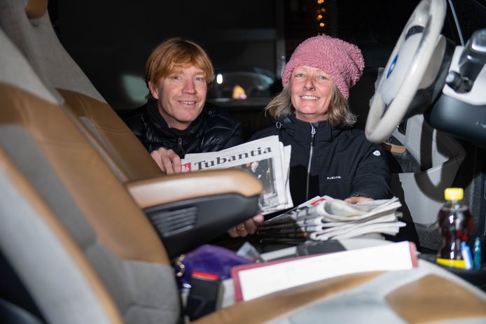 Christine Bruggink en Erik de Bruin bezorgen al jarenlang de ochtendkrant (Tubantia). Elke ochtend stappen ze rond half vijf in de auto om ruim 300 kranten in Oldenzaal rond te brengen.