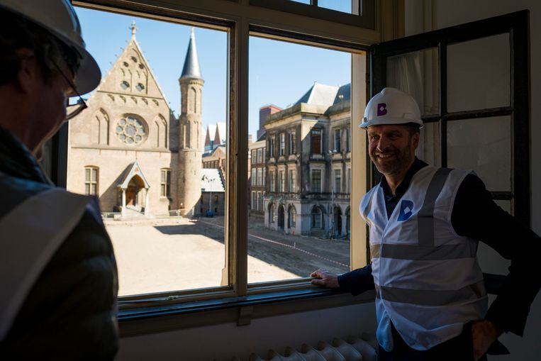 Het Binnenhofplein is een zandvlakte. Beeld David van Dam