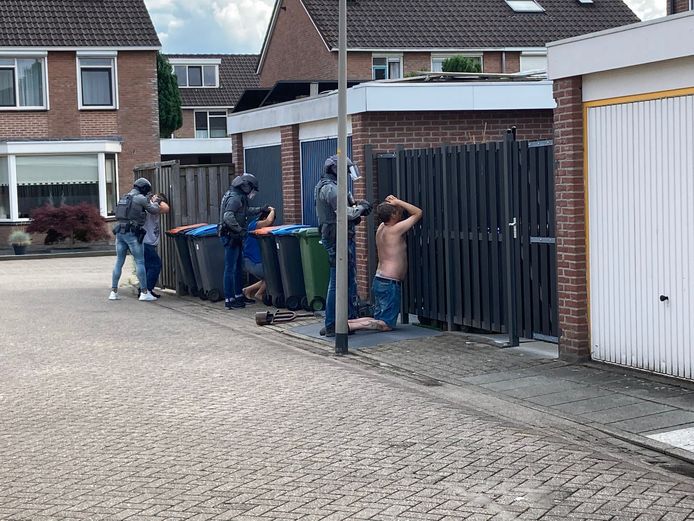 De aanhouding van het drietal, op zaterdag 24 juni in Almelo. Inmiddels is de man links weer op vrije voeten.