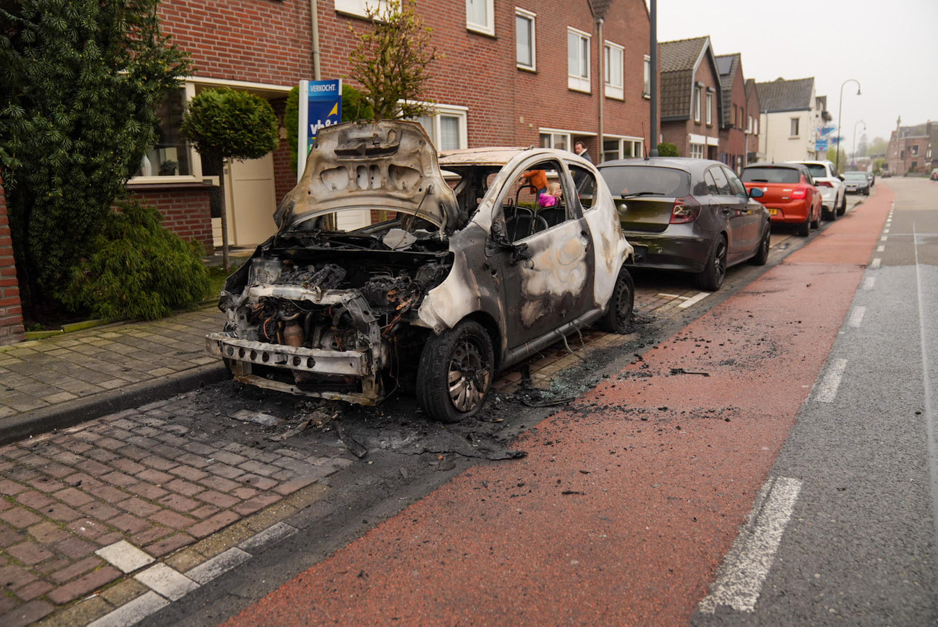 Twee auto’s in brand op de Mierloseweg in Helmond Foto gelderlander.nl