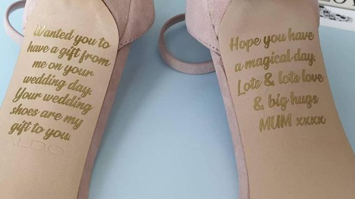 De gepersonaliseerde trouwschoenen met de boodschap van Emma's moeder.
