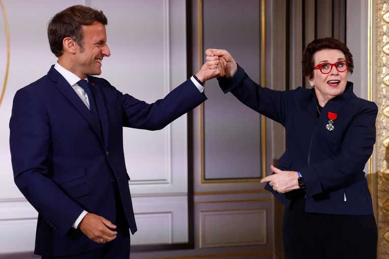 Tennislegende Billie Jean King kreeg tijdens Roland Garros van president Emmanuel Macron de hoogste onderscheiding, het Legioen van de Eer, onder meer voor haar verdiensten voor de vrouwensport. Beeld Photo News