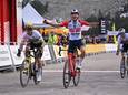 Giulio Ciccone (m) blijft Primoz Roglic (l) en Remco Evenepoel voor.