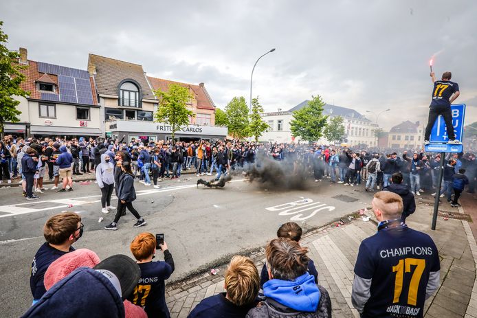 supporters wachten op de spelersbus van Club Brugge op de Platse van St Andries