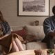 ‘Tiny Beautiful Things’ op Disney+ verdrinkt soms in oeverloze meligheid, maar een schitterende Kathryn Hahn redt de meubelen