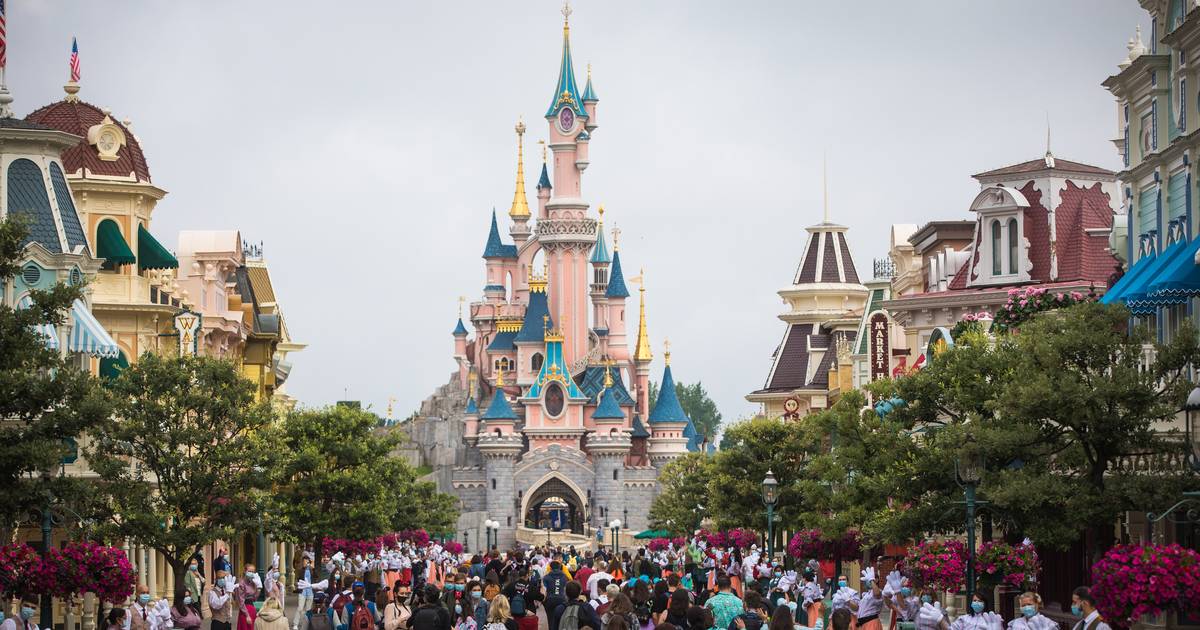 Trolley Kietelen eenzaam Disneyland Parijs verontschuldigt zich nadat vrouw geen borstvoeding mag  geven van bewakers | Buitenland | hln.be