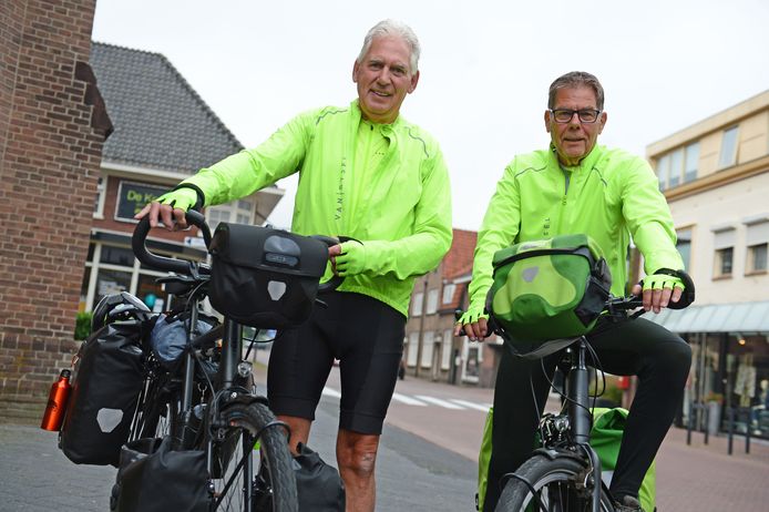 Jos Keizer uit Hengelo (links) en Jan Roozeboom uit Almelo zijn bezig aan een reis van ruim 2000 kilometer naar Rome. Op een normale fiets, zonder trapondersteuning.