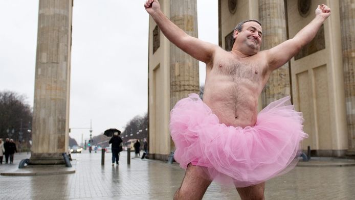meesteres muur Motivatie Man maakt foto's in roze tutu om zieke vrouw te steunen | Bizar | AD.nl
