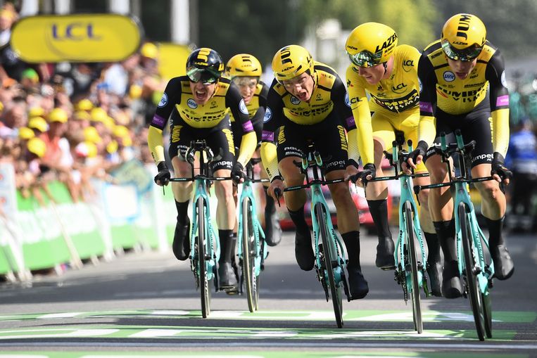 Mike Teunissen (tweede van rechts) in het geel.  Beeld AFP