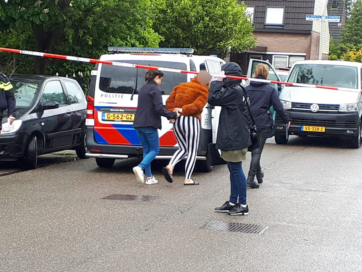 Een vrouw wordt aangehouden.