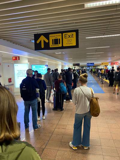 Enorm lange files in Brussels Airport door probleem bij paspoortcontrole: “Dit is geen goede reclame voor België”