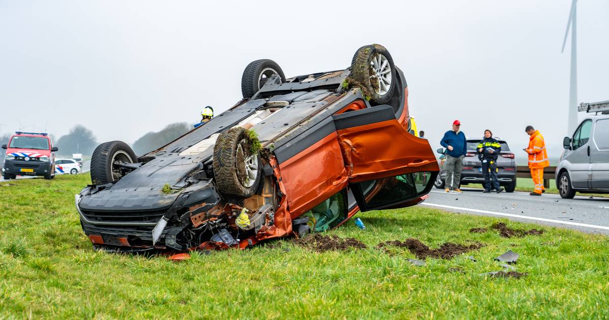 Auto slaat over de kop na botsing met rijdende afzetting in Zeewolde.