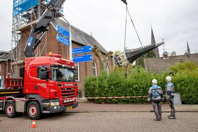 Torentje voorzichtig van kerkje in Budel gehaald
