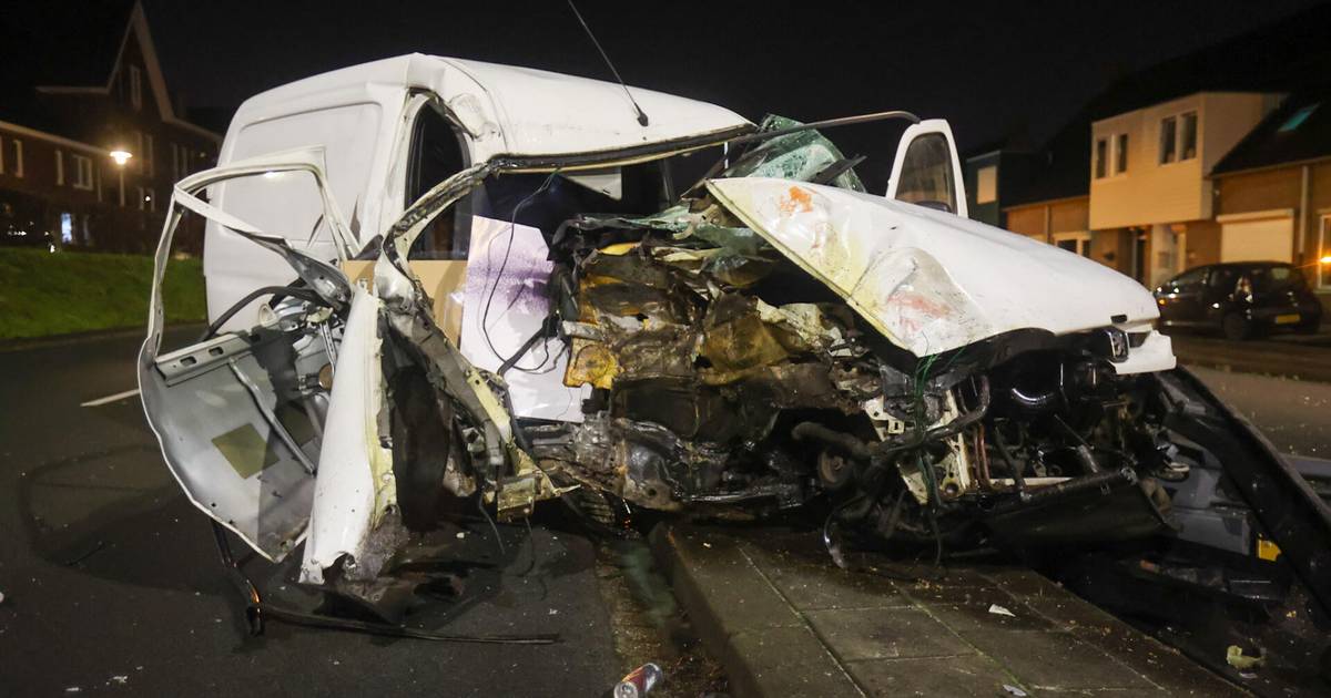 Auto volledig in de kreukels na harde botsing in Eindhoven, bestuurder met schrik vrij.