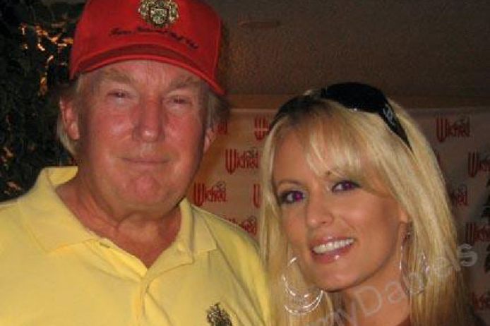 Trump poseerde met Daniels, die hij ontmoette tijdens een golftornooi waar haar pornobedrijf Wicked Pictures een promostandje had.