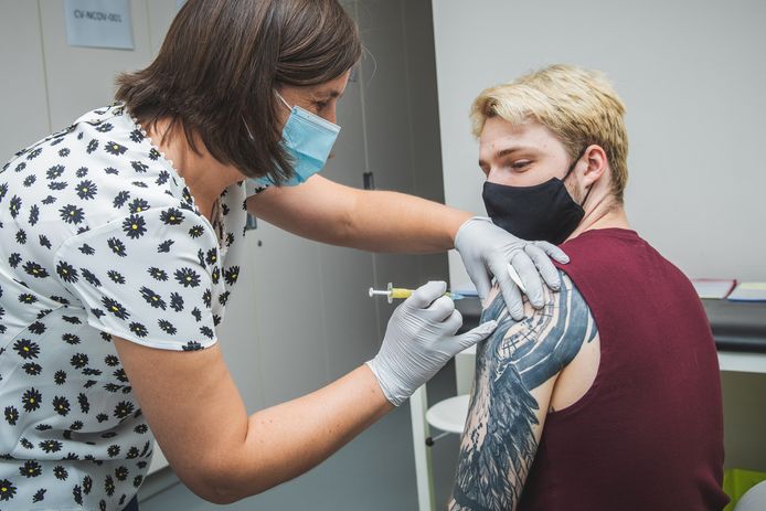 Eén van de eerste testpatiënten voor het coronavaccin in het UZ Gent.