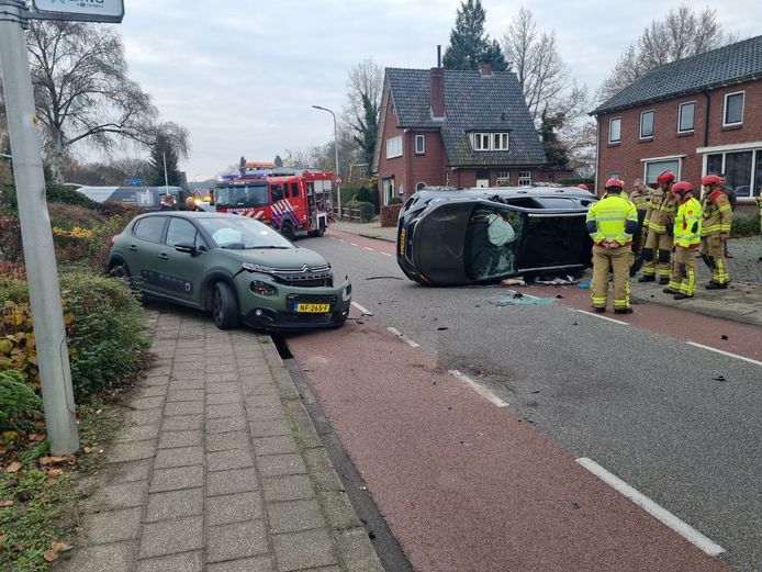 Twee auto's kwamen donderdagochtend frontaal in botsing op de Stationsweg in Neede.