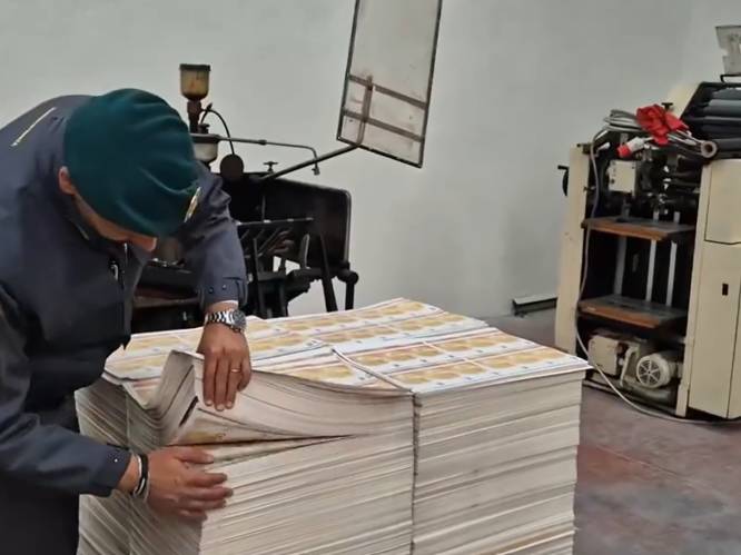 Politie in Napels vindt drukkerij met miljoen valse biljetten van 50 euro: “Moeilijk van echt te onderscheiden”
