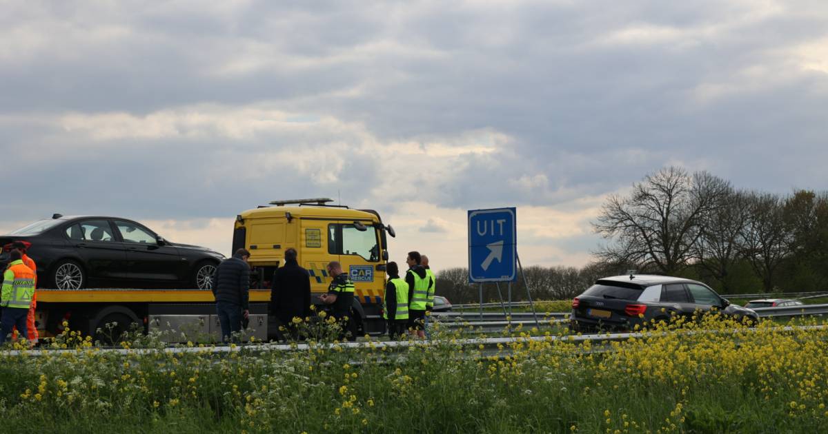 Hulpdiensten rukken uit voor botsing op A59 bij Waspik, alleen materiële schade.