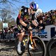 Groot vraagteken bij deelname Van Aert aan Ronde van Vlaanderen: ‘Hij voelt zich niet fit’