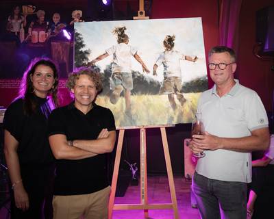 Dorus weet niet wat hem overkomt: zijn schilderij levert fors bedrag op voor goede doel