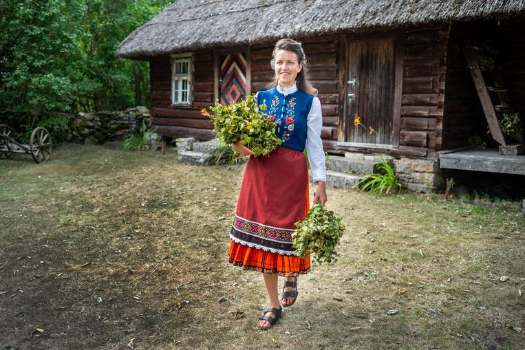 Journaliste Anna Lillioja, voor de gelegenheid gehuld in traditionele Estse klederdracht. Beeld Simon Lenskens