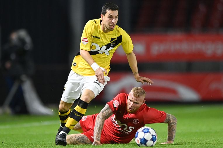 Thom Haye (NAC Breda) in duel met Thomas Verheydt van Almere City FC. Beeld BSR Agency