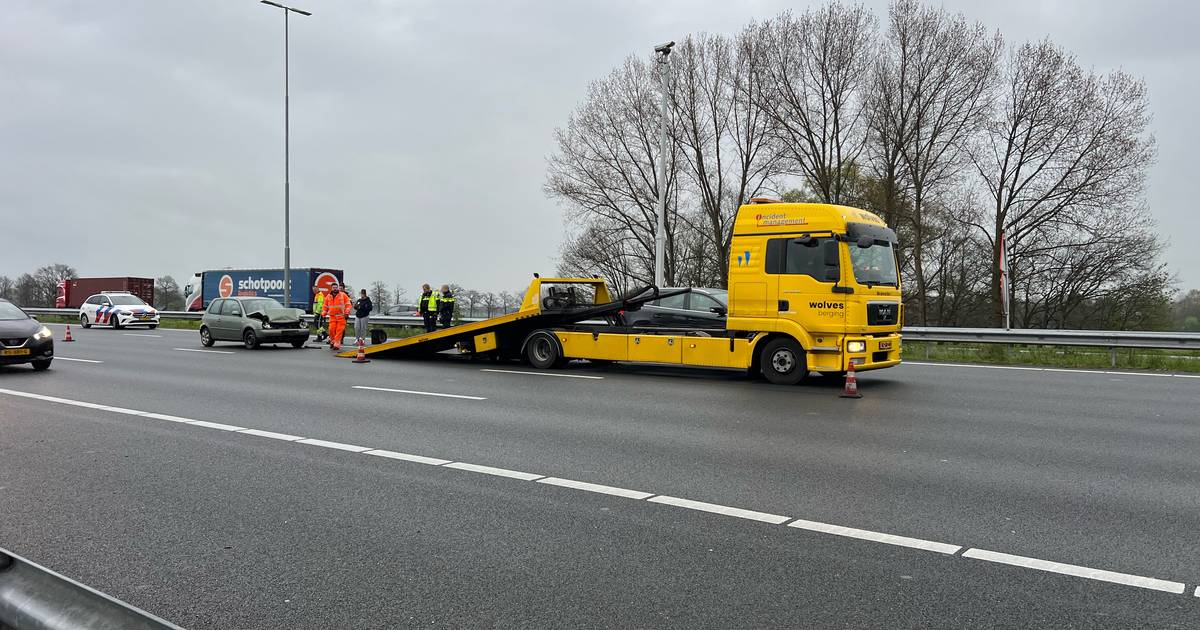 Ongeluk zorgt voor file op de A1 tussen Deventer en Twello: vertraging opgelopen tot ruim een uur.