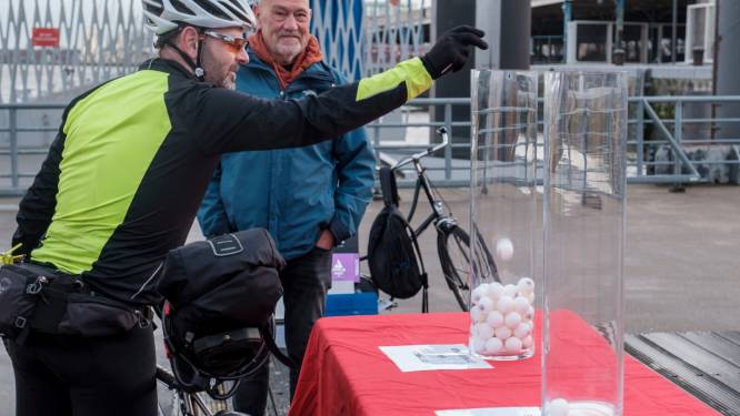 PVDA protesteert tegen minder dienstverlening veerboot met pingpongballen: “Het gepingpong tussen Vlaanderen en stadsbestuur mag stoppen”