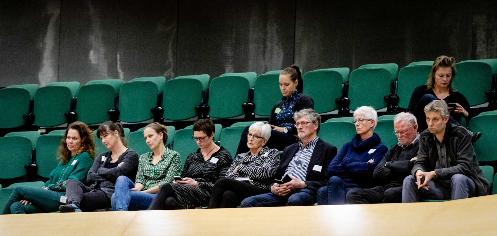 Familieleden van Joost Wolters volgen het debat in de Tweede Kamer.