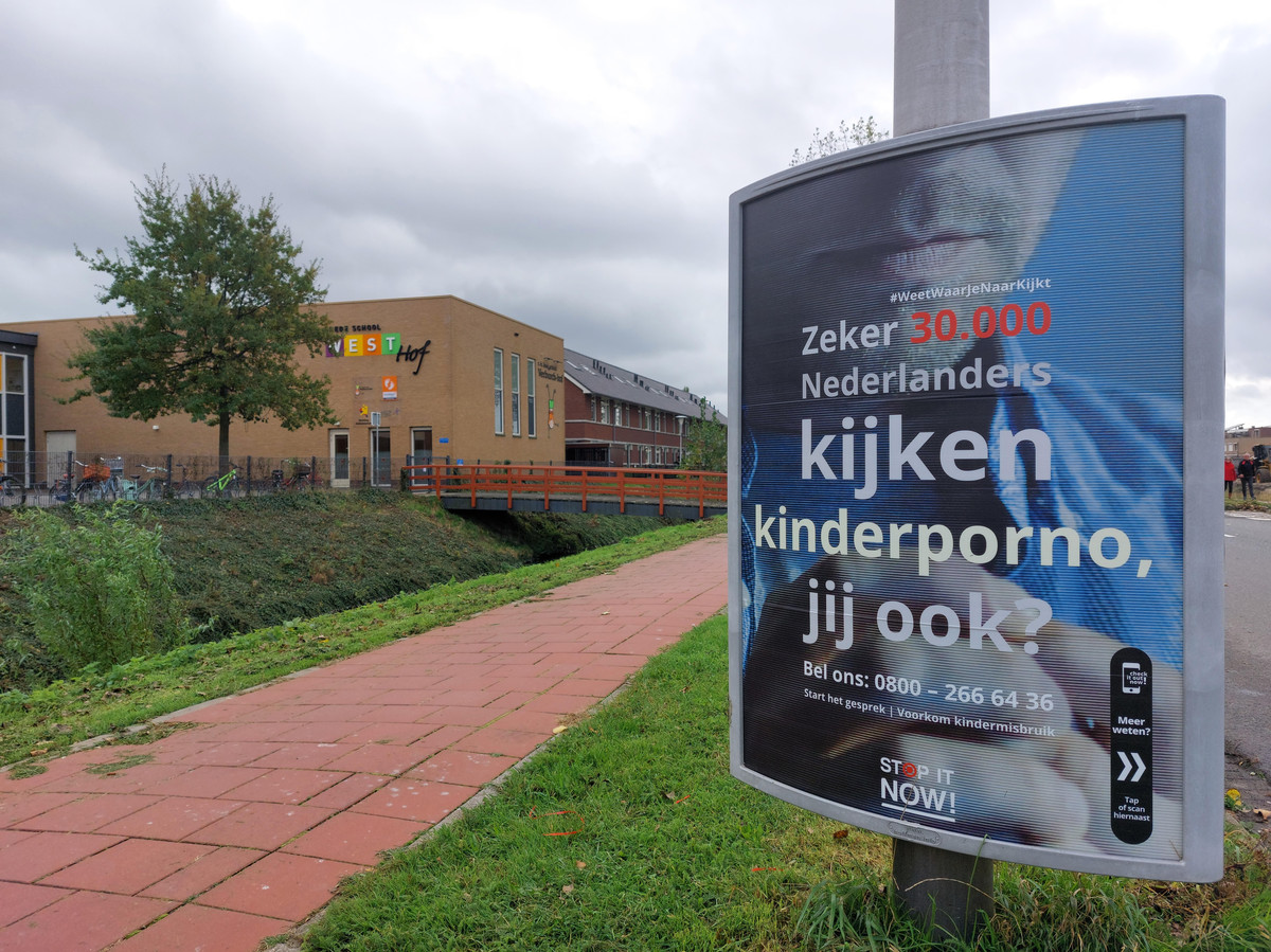 Pal tegenover Brede School Westhof in Poeldijk wordt reclame gemaakt voor een hulplijn voor mensen met pedofiele gevoelens.