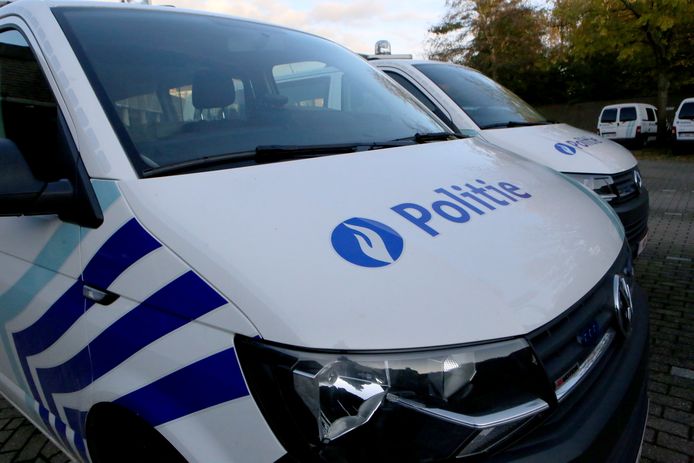 De bromfietser trok de aandacht van de agenten door zijn hoge snelheid.