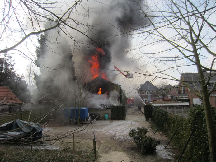 Uitslaande brand in de Burgemeester Ottenhofstraat.
