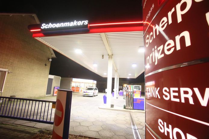 De overval vond plaats op tankstation Schoenmakers in Helmond.