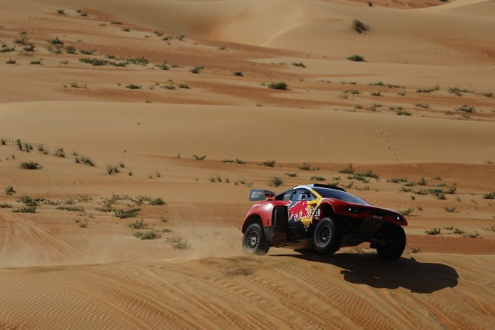 Sébastien Loeb is bezig aan een sterke serie. Hij won de laatste drie etappes. In totaal was hij deze Dakar Rally vier dagen de snelste bij de auto's, maar in de tussenstand moet hij nog twee concurrenten voor zich dulden.