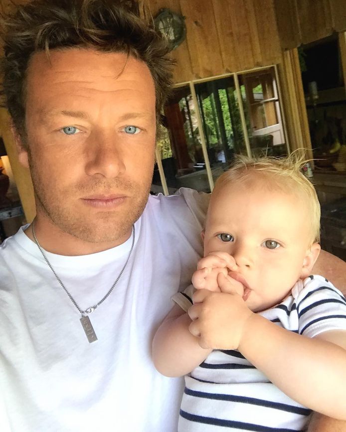 Jamie Oliver met zijn jongste zoon.