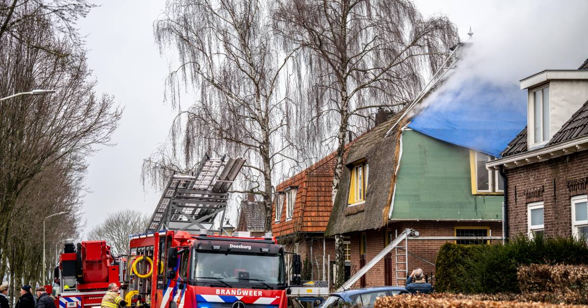 Brand in huis met rieten kap in Drempt, brandweer sloopt deel van dak om vuur te kunnen doven