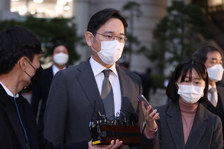 Lee Jae-yong, die een fortuin heeft van 11,4 miljard dollar (9,7 miljard euro), zat een celstraf van twee jaar en zes maanden uit.  Beeld EPA