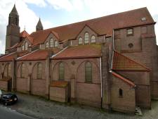 Operatie AstraZeneca begonnen voor zestigplussers, Oldenzaalse huisartsen prikken in Drieëenheidkerk