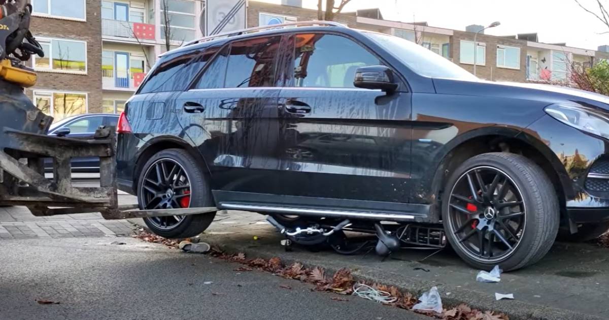 Jongen op fiets gewond bij aanrijding in Groningen. Slachtoffer met hulp kraanmachinist onder auto vandaan gehaald.